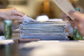 Seules quatre des onze communes zougoises ont dépouillé le scrutin sur le financement des partis de manière correcte, en déclarant non valables les bulletins qui n'étaient pas déposés en entier (photo symbolique). KEYSTONE/ANTHONY ANEX